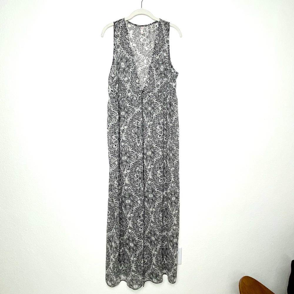 Xhilaration Black and White Sleeveless Top